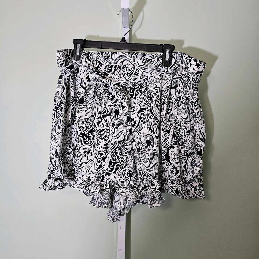 Unique Vintage Black White Botanical Floral‎ Shorts Ruffled Belted 1X / 16
